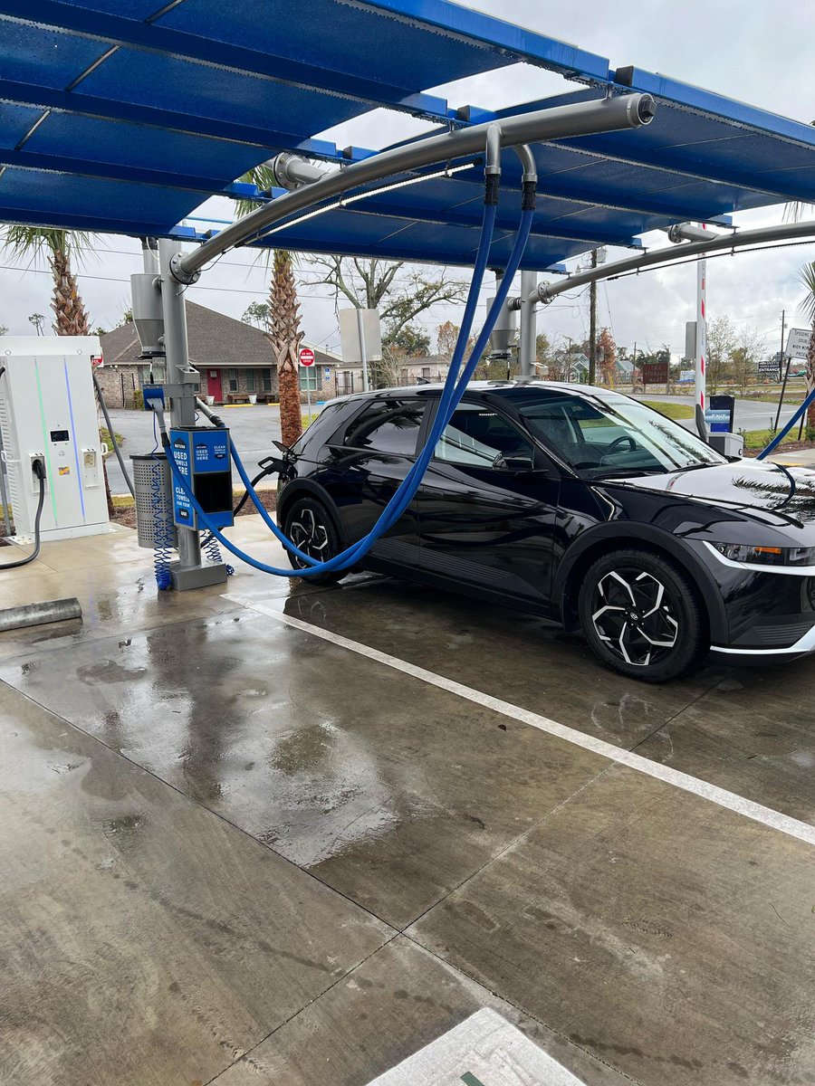 Vacuum while you charge in Panama City, FL. 📷: plugshare.com/location/553903