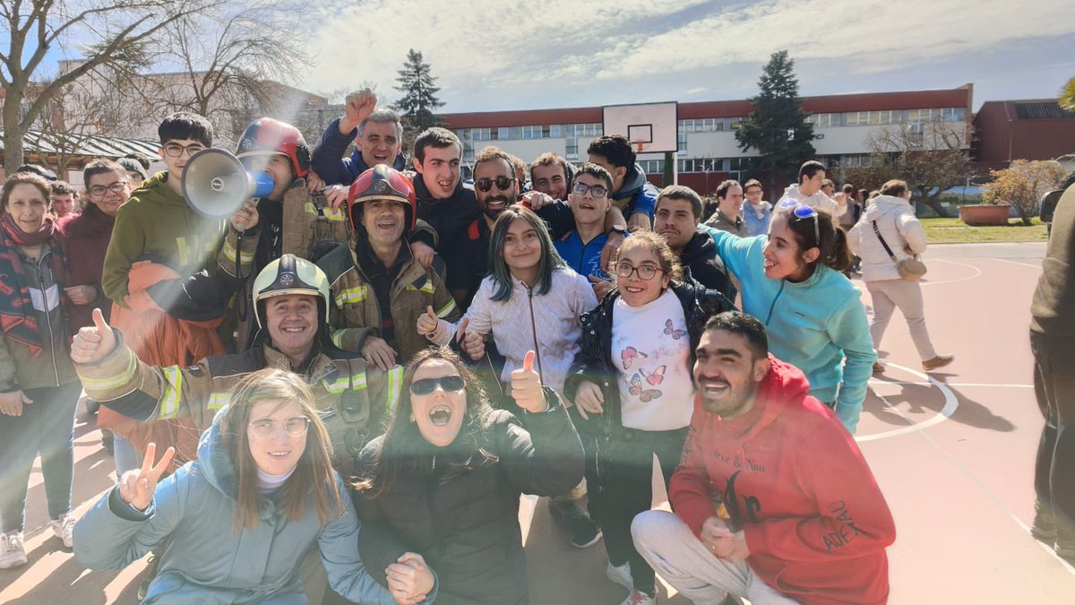 BomberosVLL's tweet photo. Para nosotros es un regalo el cariño y la alegría  con que nos obsequian siempre que visitamos @SJDValladolid y celebramos juntos nuestro patrón ❤️. Hemos disfrutado mucho con todos ellos, GRACIAS https://t.co/K6PX7stbXZ