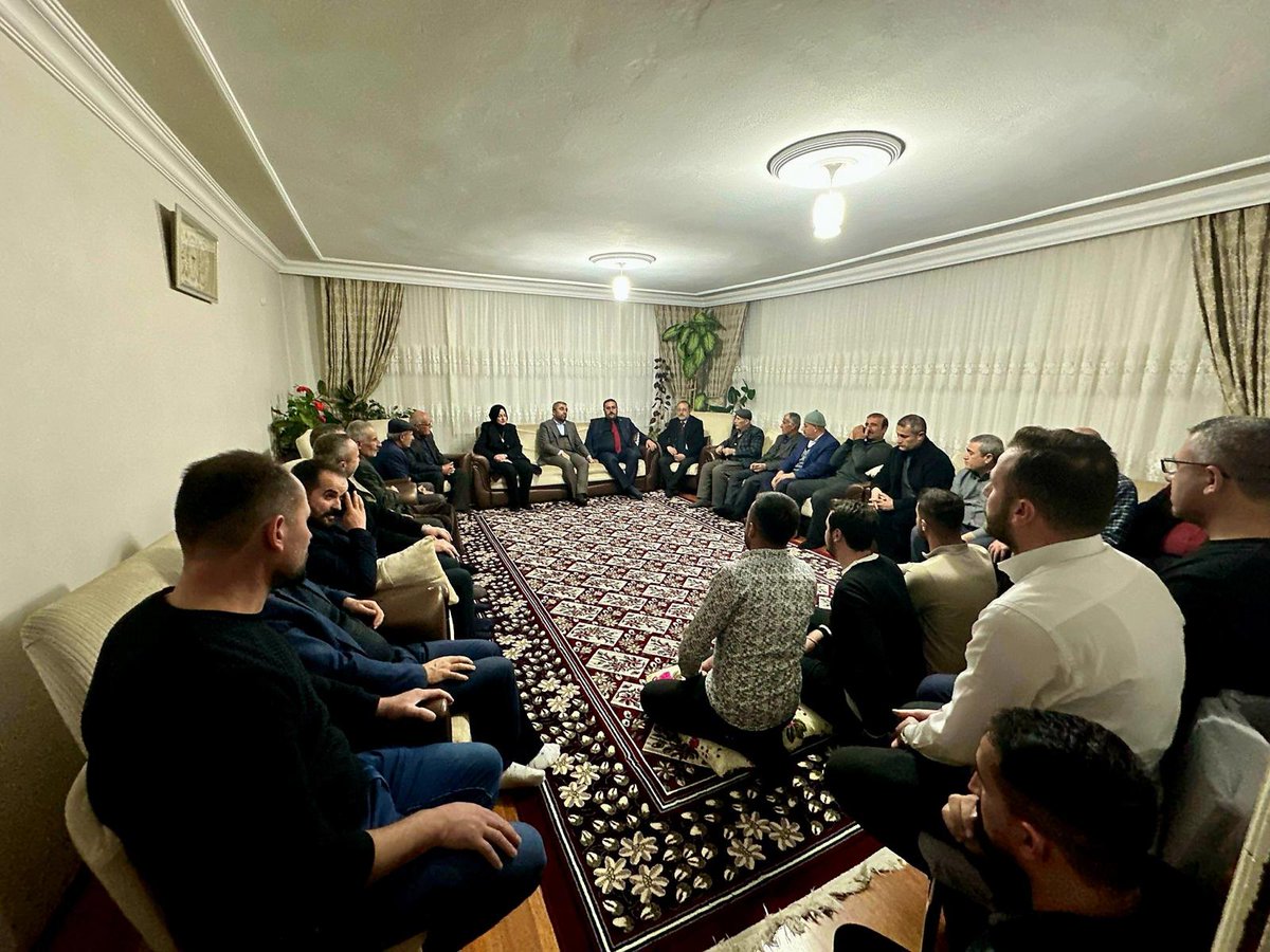 AkEdremit65's tweet photo. İlçe Başkanımız Sn. @OndilKenan beraberinde 23 ve 24 Dönem Van Milletvekilimiz, Cumhurbaşkanı Başdanışmanı Sn. @gulsenorhan Belediye Başkanımız Sn. @ismailsay_ ile birlikte Yeni Mahallemizde ikamet eden Kanaat Önderlerimizden Sn. Eşref Aytulun ve aile bireylerini ziyaret ettiler. https://t.co/a4lktR4lxQ