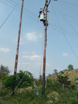 CorpoelecInfo's tweet photo. ⚡️ 𝔹𝕒𝕣𝕚𝕟𝕒𝕤
Con el propósito de optimizar los niveles de tensión en el sector Chaparral del municipio Obispos, la fuerza trabajadora de #Corpolec instaló un transformador de 15 kVA. https://t.co/4fC3et99OI