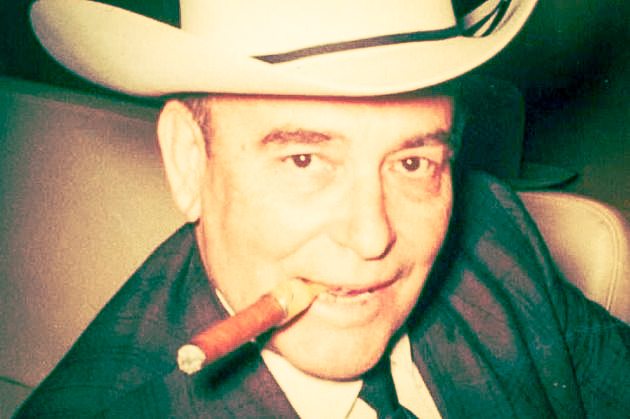 If blues ain't your bag, one of the all-time country greats was also born #OTD in 1905: Bob Wills, the King of Western Swing, one of the most important men in country music history.

Here he is looking super rad with a cigar. My guy.

#BobWills #CountryMusic #MusicHistory