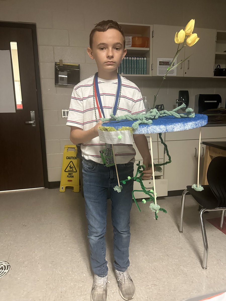 BeyondTheBellID's tweet photo. What a great way to kick off spring break! Adaptation Projects 🥰 @WMSSTEM_23 @HumbleISD_WMS #beELITEwms https://t.co/PQCYGvXX6X