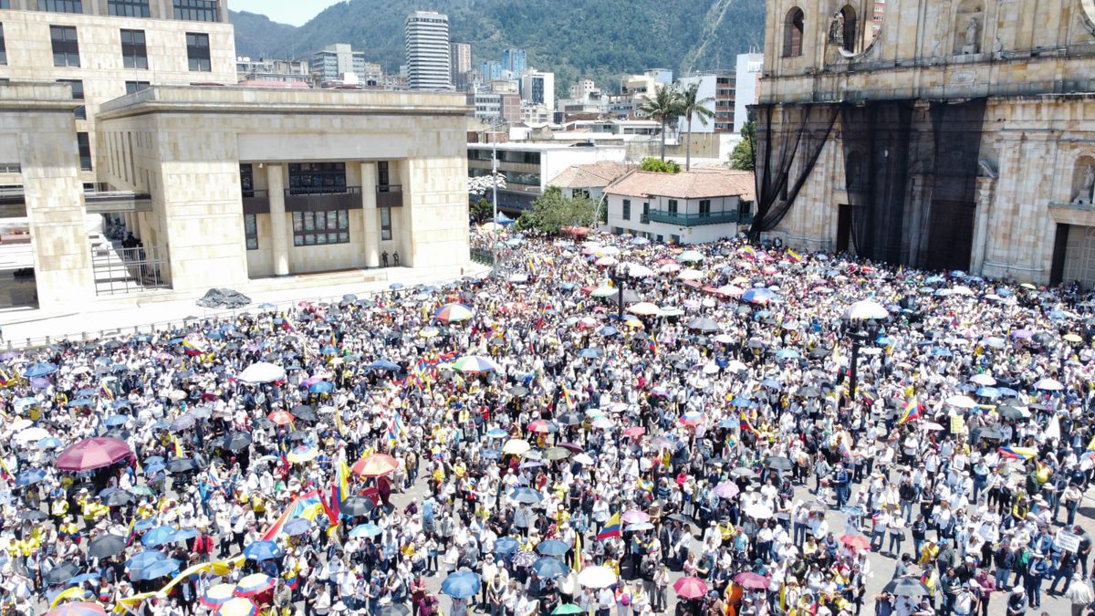alperman6's tweet photo. Cumplimos Colombia! Este gobierno socialista lleva al país sin rumbo, penetrado por el narcotráfico, nos gobierna activistas e ideólogos resentidos. Carentes de competencias y conocimiento. Ha convertido al país inseguro en manos de estructuras criminales. Fuera petro !!! https://t.co/h3LJYKprZE