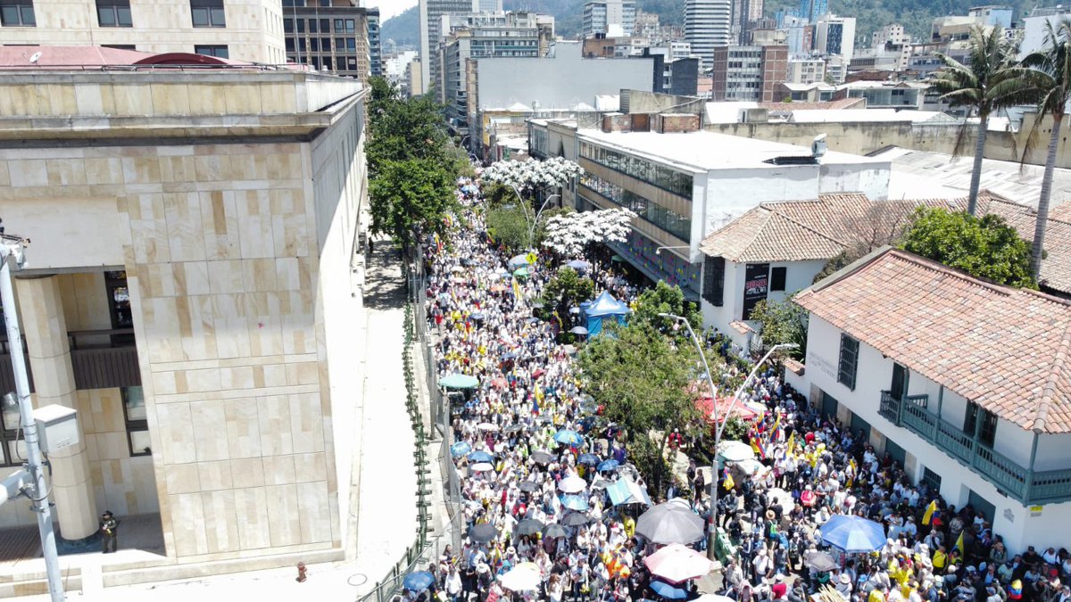 alperman6's tweet photo. Cumplimos Colombia! Este gobierno socialista lleva al país sin rumbo, penetrado por el narcotráfico, nos gobierna activistas e ideólogos resentidos. Carentes de competencias y conocimiento. Ha convertido al país inseguro en manos de estructuras criminales. Fuera petro !!! https://t.co/h3LJYKprZE
