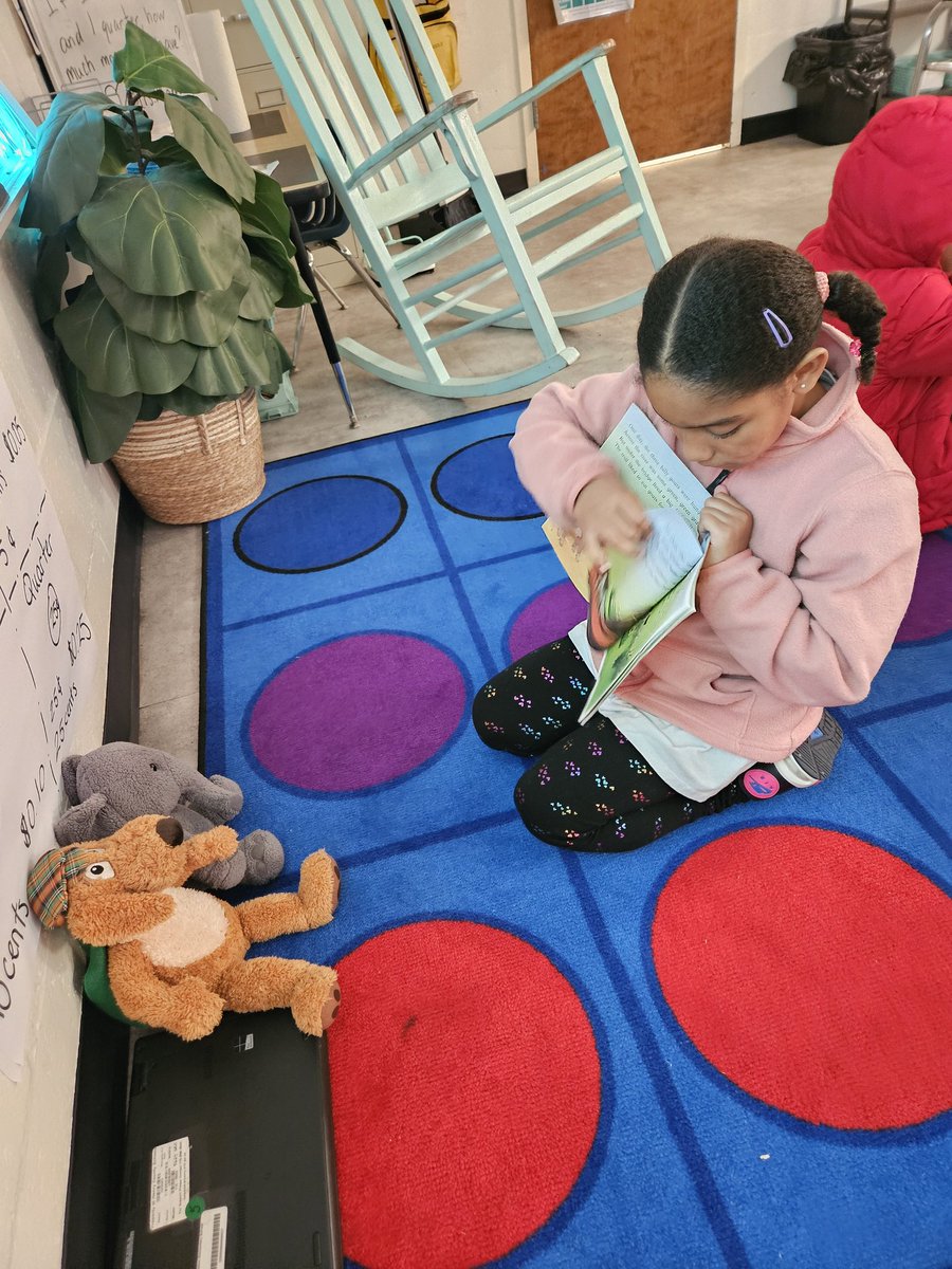 MrsManning517's tweet photo. It was a fun day of reading here in First Grade!  #ReadAcrossAmericaWeek
 #Winningforkids #HamptonProud @HES_HCS @ELA_HCS https://t.co/gxOom0FOIv