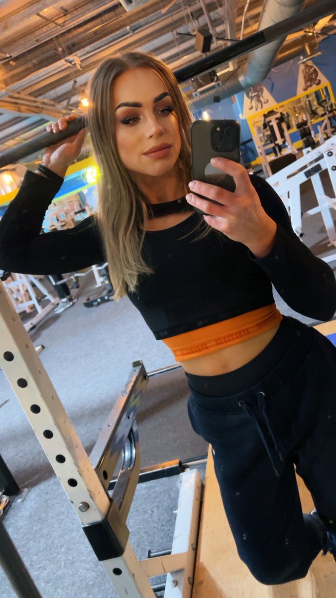 BarbaraGulik's tweet photo. Me or @KimKardashian ? Of course Kim ❤�� https://t.co/kqwbkQnYU7