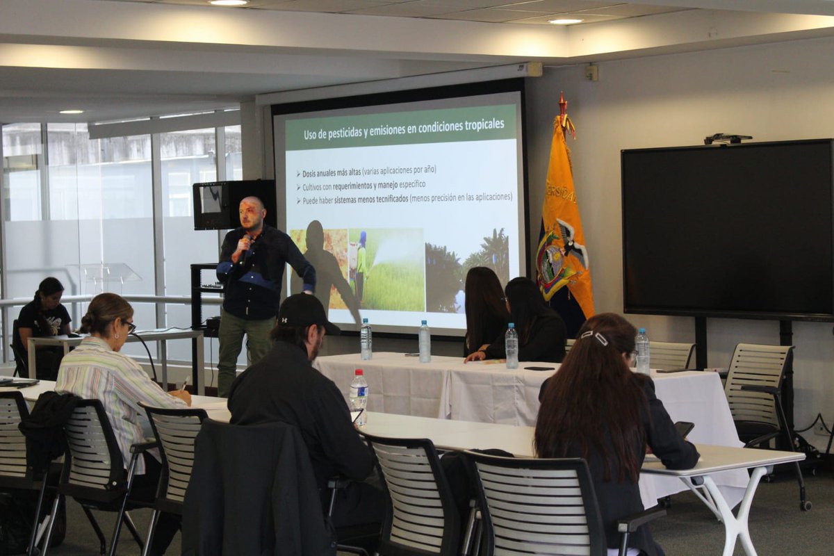 AbejaYoTeElijo's tweet photo. Andreu Rico de @u_ikiam nos comparte el proyecto de la Primera estación de mesocosmos cuánticos en la región Amazónica para la evaluación del riesgo de los contaminantes y el cambio climático #SOSpolinizadores #pesticidas #AbejaYoTeElijo https://t.co/1KM3aWg7ZU