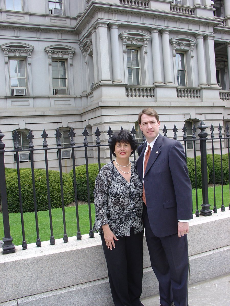Linda_ADAO's tweet photo. I remember like it was yesterday… when Doug and I met at Sen. Patty Murray’s 2004 ban #asbestos briefing. Emily was by my side. I miss my dear friend, Doug, who passed away from ALS, but I’m grateful ⁦@KstarrPR⁩ and family continue. ❤️ #mesothelioma https://t.co/mKHOsbe9Md
