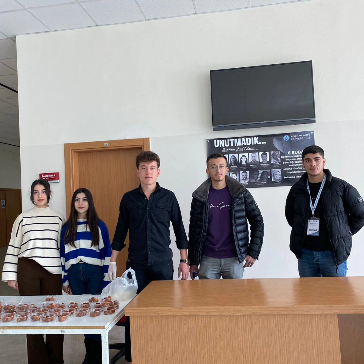 AfyonMYO's tweet photo. 6 Şubat depremlerinde hayatını kaybetmiş vatandaşlarımız ve öğrencilerimiz için düzenlenen anma etkinliği kapsamında Biyoteknoloji Topluluğu, Akü Genç Birlik Topluluğu ve İnşaat Teknikerliği Kulübü öğrencilerinin katılımıyla anma etkinliği düzenlendi. @akubtt @kocatepeuniv https://t.co/4KAWgpl5a7