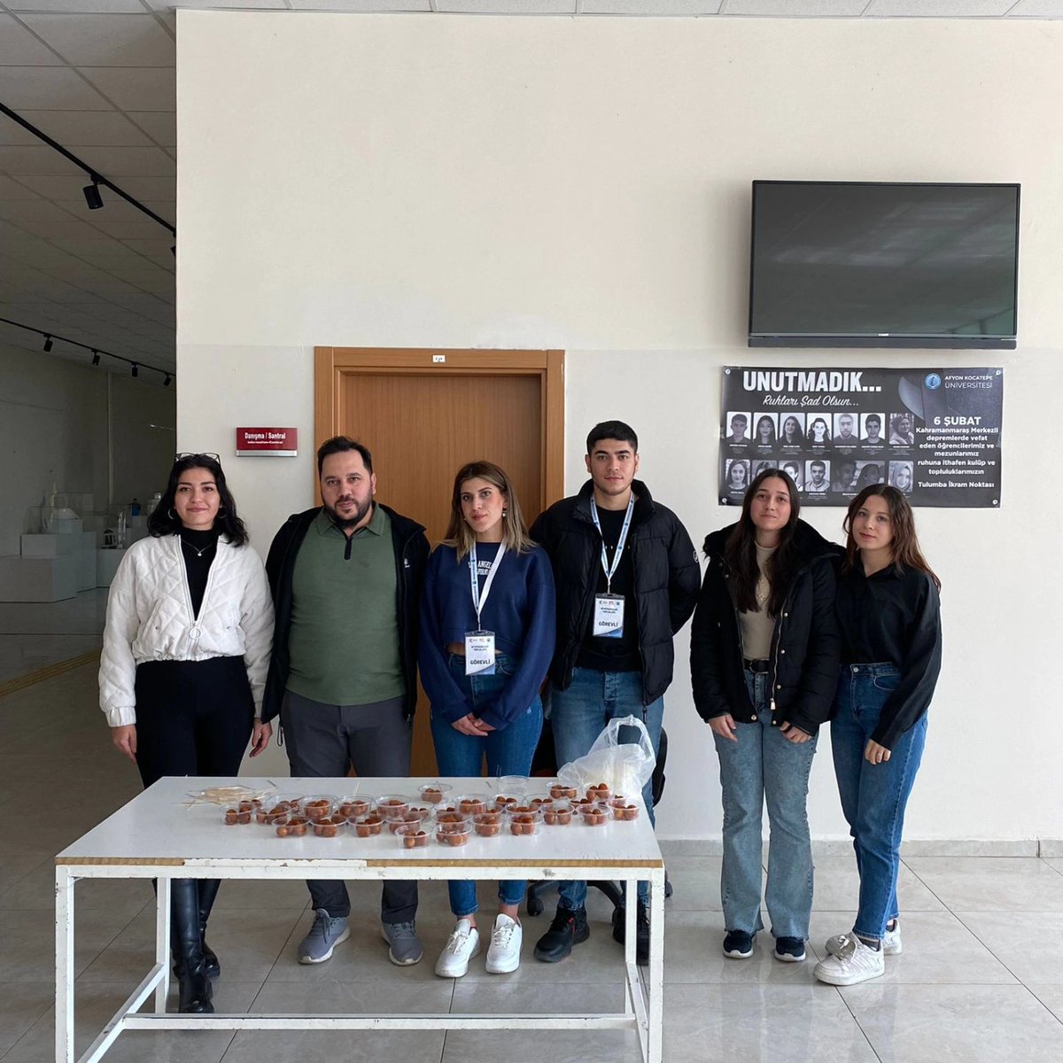 6 Şubat depremlerinde hayatını kaybetmiş vatandaşlarımız ve öğrencilerimiz için düzenlenen anma etkinliği kapsamında Biyoteknoloji Topluluğu, Akü Genç Birlik Topluluğu ve İnşaat Teknikerliği Kulübü öğrencilerinin katılımıyla anma etkinliği düzenlendi. <a href="/akubtt/">Biyoteknoloji Topluluğu</a> <a href="/kocatepeuniv/">Afyon Kocatepe Üniversitesi</a>