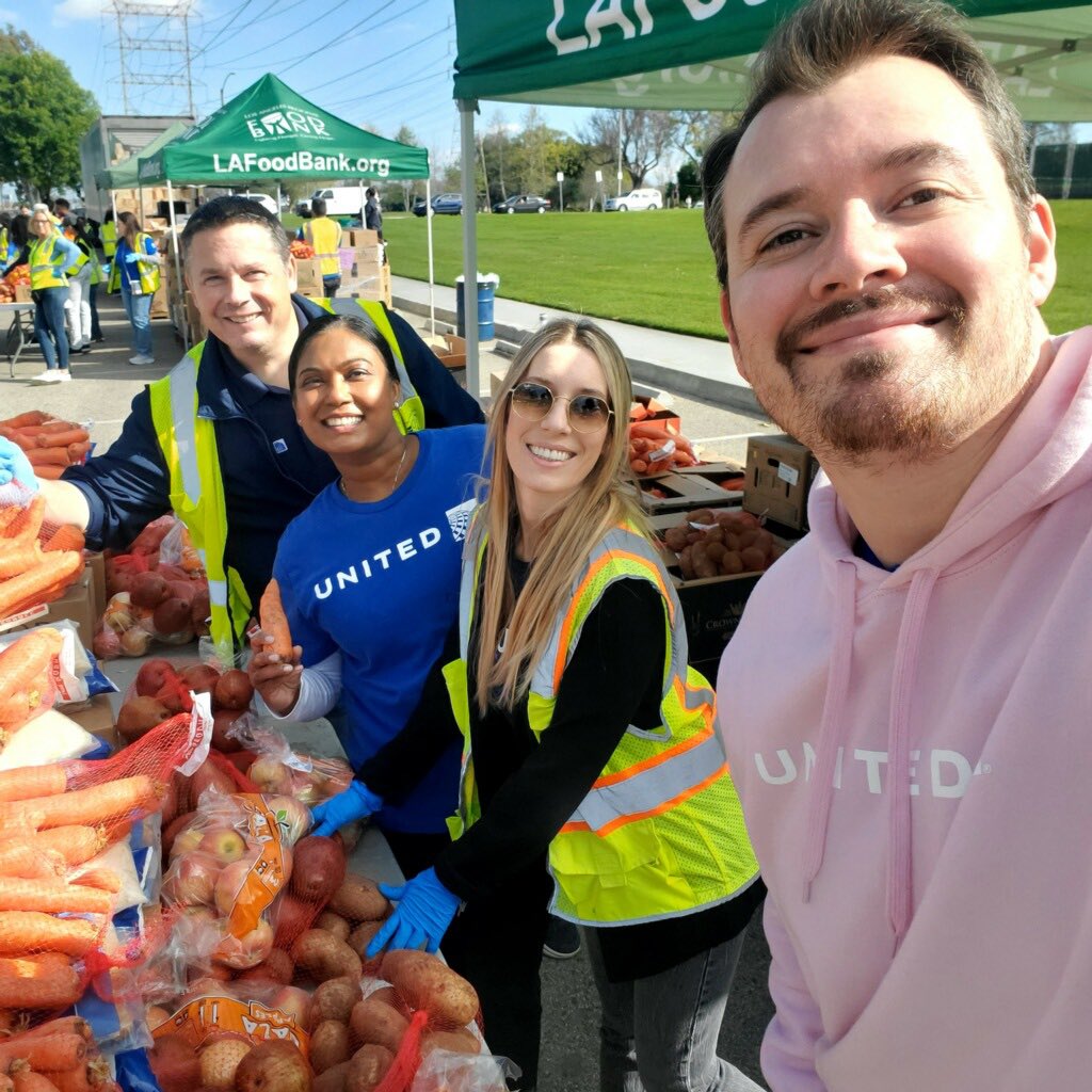 TeamLAX volunteering @LAFoodBank in South Gate Hollydale Regional Park @dtpilot19 @Anoushah_Rasta @ItsMims2u @Glennhdaniels @dclove20 @al_pact @leigh771 @SarahRut_