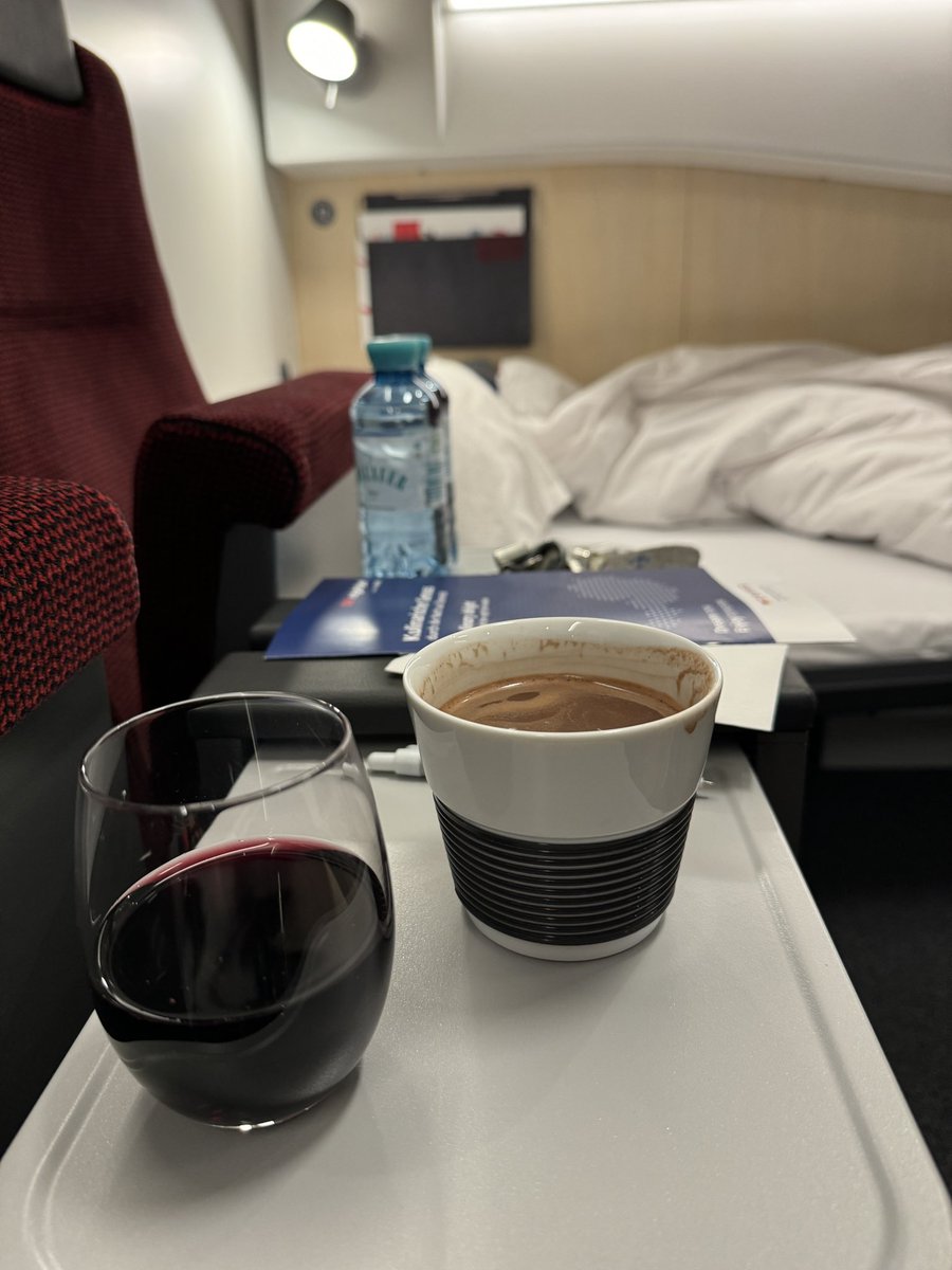 fuchur's tweet photo. Heute Nacht ging es mit dem neuen #Nightjet New Generation barrierefrei von Wien ins Ländle nach Bregenz. Premiere am NJ 446. @unsereOEBB @bahnfueralle @DerFrankyman @_DiningCar #nachtzug #nighttrain #oebb @NightTrainWorld @Euro_Nighter https://t.co/GY9o0aWPAJ