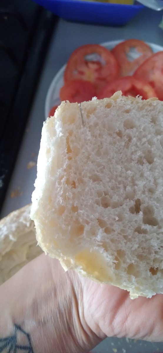 JvViri's tweet photo. @TiendaSoriana 
Estaba por hacerme una rica torta de huevo y cuando abro el bolillo 😵‍💫😵una aguja de coser adentrooo!!! O tienen un psicópata en la panaderia, un pésimo control de calidad o ambas! @TiendaSoriana ME EXPLICAS?!?!
Sucursal Soriana calzada de tlalpan. NO COMPREN PAN https://t.co/dTT2Aa0mYL