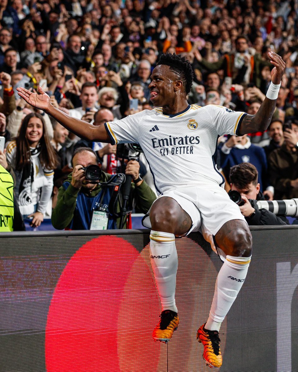 NickSaurus11's tweet photo. @mbafraudee Que bonito gesto de Vinicius al homenajear a los dos grandes jugadores de nuestra época 😍 https://t.co/euIE4pdJPt