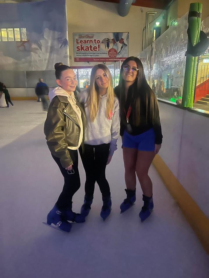 🌟 fantastic night at dundonald ice bowl with our girls group in partnership with @Newlodge_yc & @NewLodgeArts ⛸️ lots of laughs and falls 😂 #RCity #positiveyouth #goodrelations