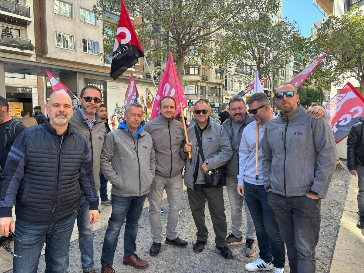 comunicacio_SIT's tweet photo. Hoy 6 de marzo primera concentración y manifestación en valencia de la plataforma jubilación a los 60. Por la aplicación de los coeficientes reductores para conductores profesionales. Próxima concentración y manifestación en Barcelona @DeJubilacion @cgtbus @ACTUB3 @TMB_Barcelona https://t.co/NovR8yYs5y