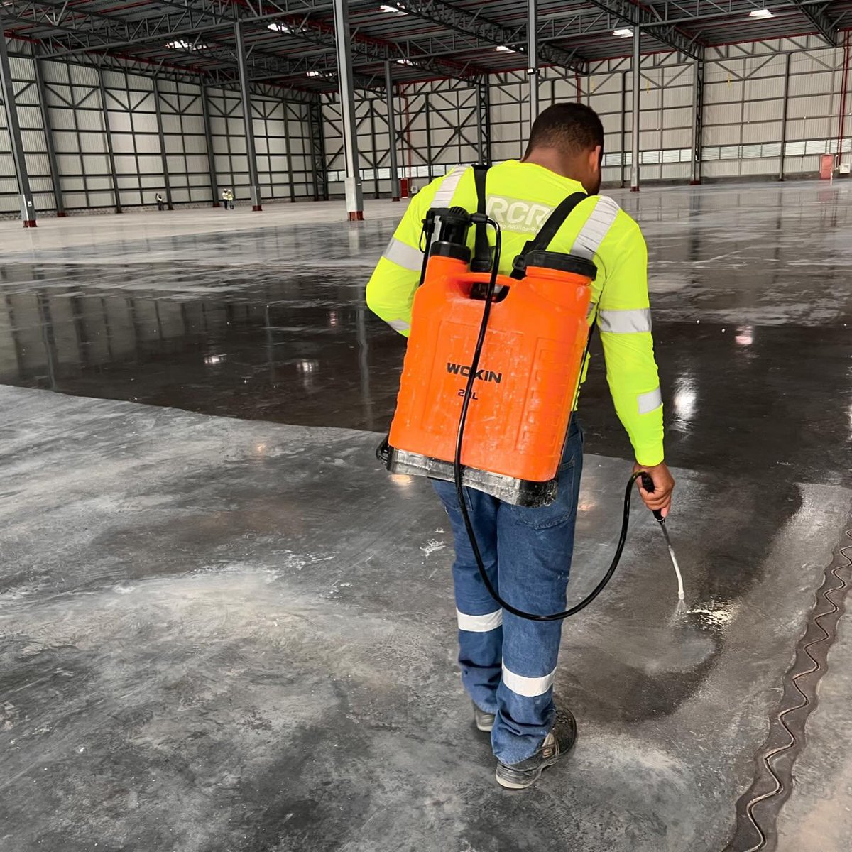 RCRPisosIndus's tweet photo. New project for new logistics center in Panamá 🇵🇦
The RCR CONDUCTIL SFRC system provides a high abrasion resistant flooring with a low maintenance, due to a last generation hardener, special construction joints and the lack of shrinkage control joints.
#allbasedonvalues https://t.co/v6d2Rru2jz
