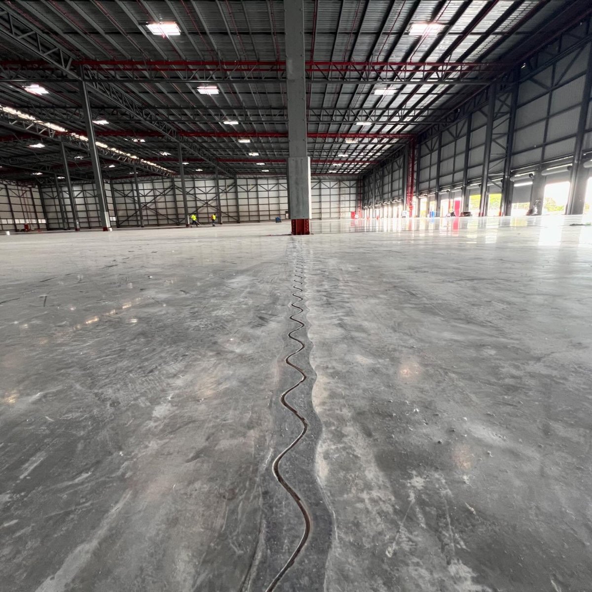 RCRPisosIndus's tweet photo. New project for new logistics center in Panamá 🇵🇦
The RCR CONDUCTIL SFRC system provides a high abrasion resistant flooring with a low maintenance, due to a last generation hardener, special construction joints and the lack of shrinkage control joints.
#allbasedonvalues https://t.co/v6d2Rru2jz