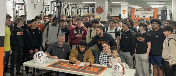 Congrats to ⁦@v_jadrian⁩ and his family for signing his NLI to ⁦@AICFootball⁩ this afternoon. Special thanks to ⁦@THSstrength⁩ and all of his teammates for their support. #gotigers
