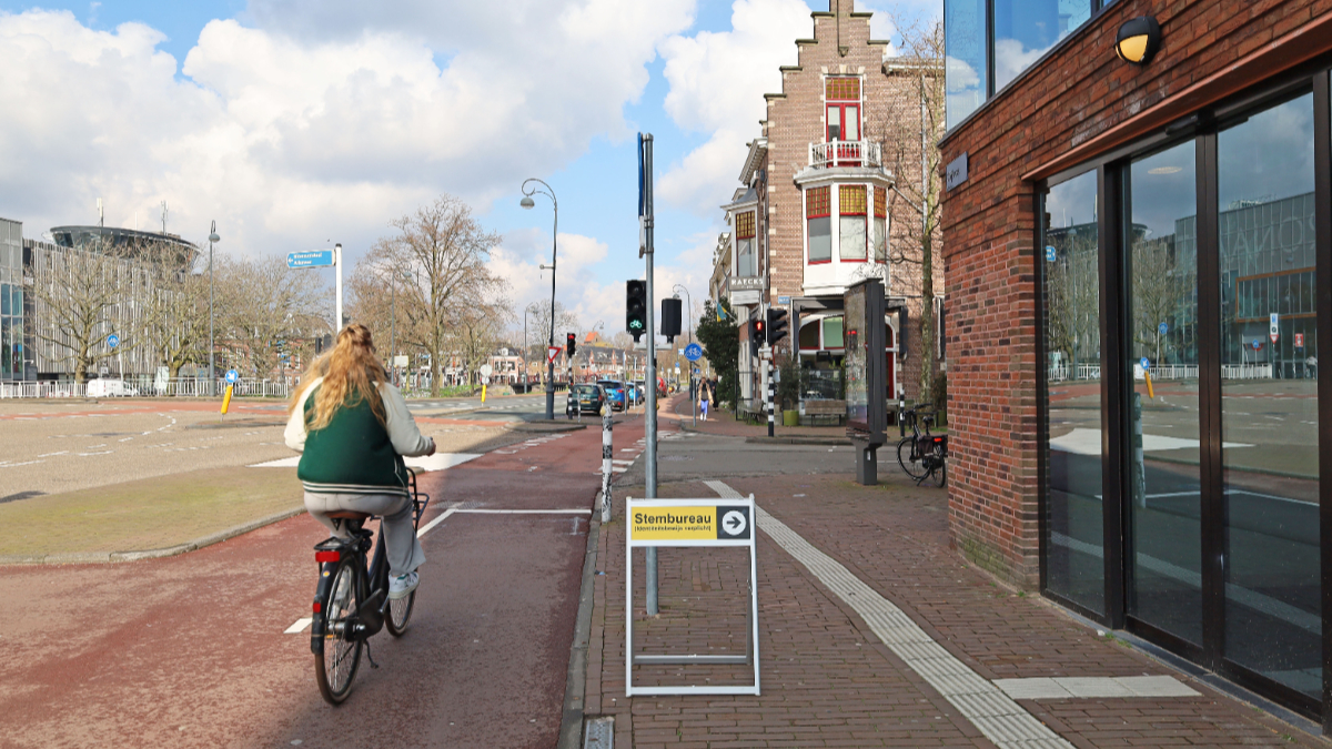 De voorlopige uitslag van het referendum over parkeren is bekend. Het opkomstpercentage is 37,72 %. Van de stemmers heeft 81,25 % tegen en 18,42 % voor de ‘Nota Uitwerking parkeerregulering’ gestemd. 👉 Kijk voor meer info op haarlem.nl/volg-de-voorlo…