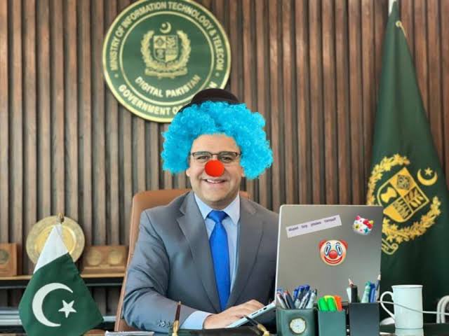 This Joker promised to bring #Paypal & #Stripe to Generalistan (Pakistan) and ended up permanently banning #Twitter in Generalistan (Pakistan). Still, we are progressing towards #DigitalPakistan 🖐️🖐️🖐️