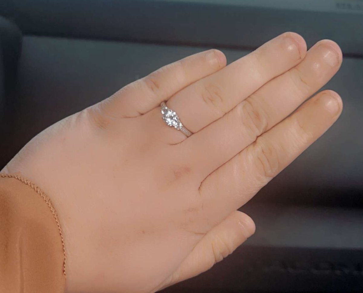 YALL IM FUCKING ENGAGED AFTER 5 YEARS

fund our dinner cucks $80