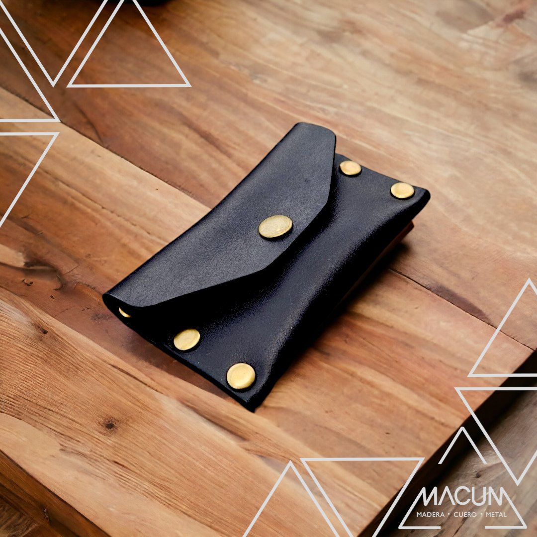 Billetera de cuero vacuno, elaborada artesanalmente.
Cómoda, minimalista, 2 divisiones para billetes y tarjetas.

#MACUM #billeterasdecuero  #billeteracuero #hechoamano #cueroartesanal  #handmade #artesanal #leatherwork