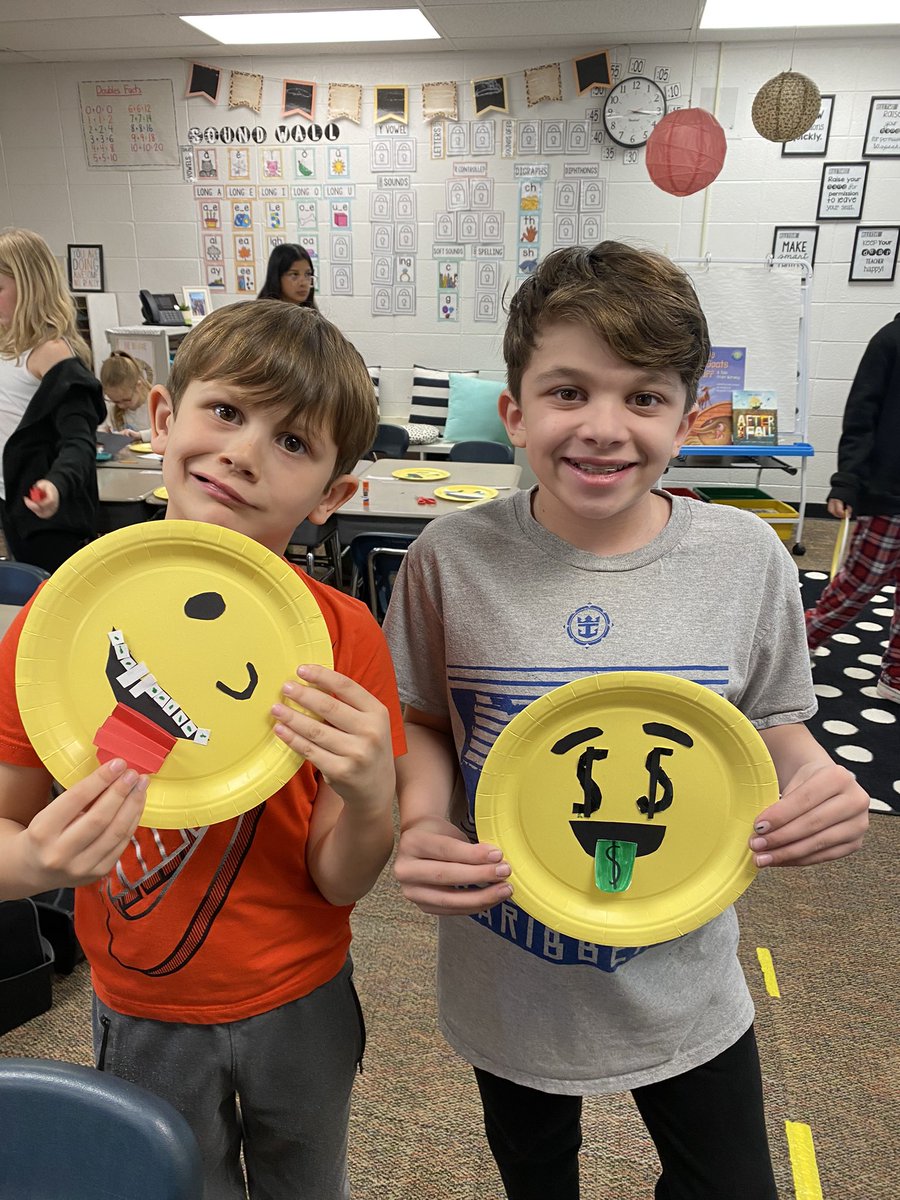 dclingingsmith1's tweet photo. Thank you @ktsollors for organizing this fun emoji Buddy Craft for Read Across America Week!! They had a blast choosing and creating! 😍🤩😂😃 #fabulousfirsties #buddycraft #happyfaces @VV_Voyagers https://t.co/v99J9Y5mQe