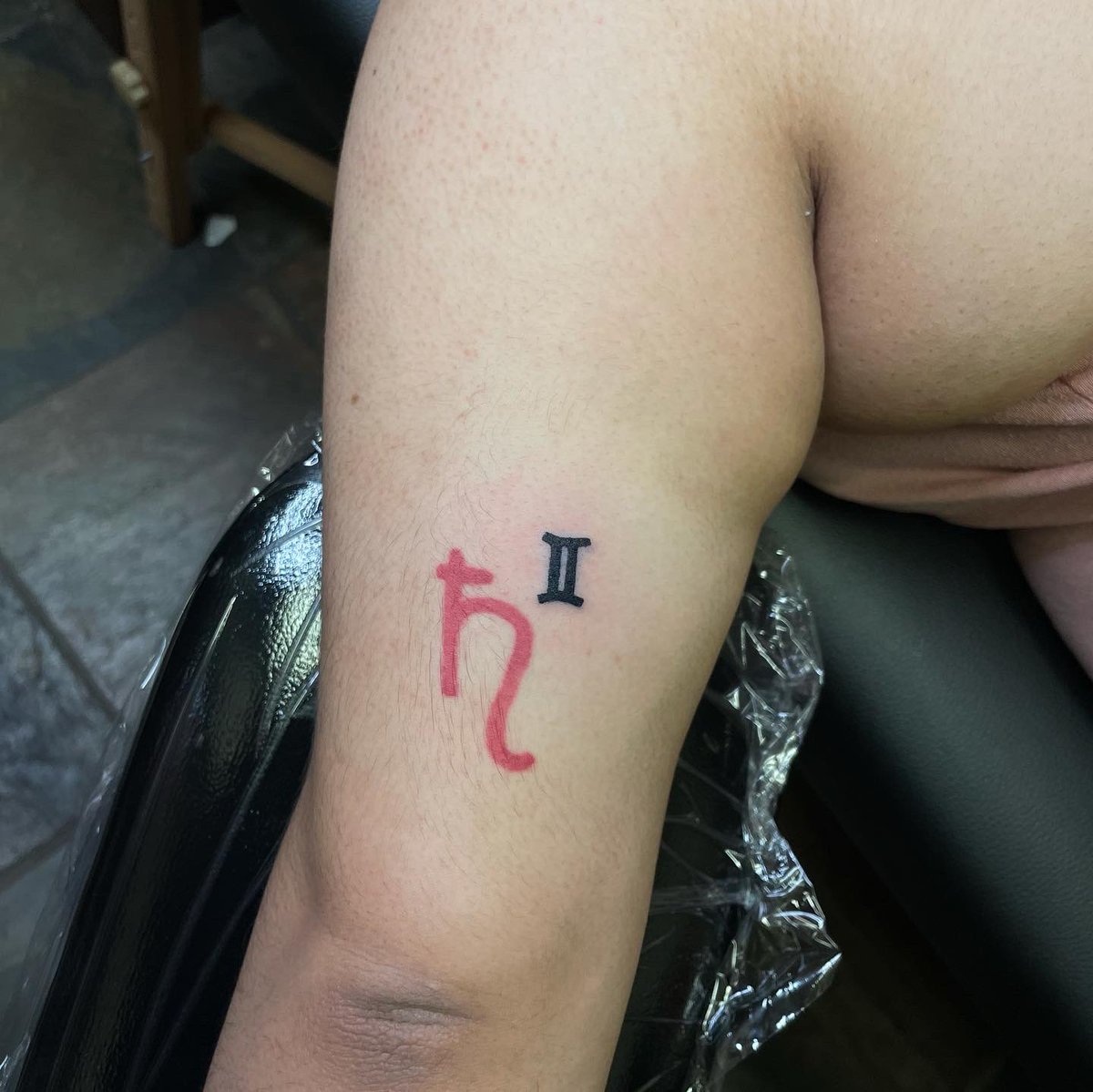 AmbersEternal's tweet image. Thanks to my clients for coming for these Zodiac Tattoos. 
Gemini ♊️ 🌬 and Pisces ♓️ 🎏
📍if you’re interested &amp;amp; looking to get work done, feel free to message me about my Free Tattoo Deals to Build my portfolio and skill🌿.
-
-
#houston #houstontattoos  #zodiac