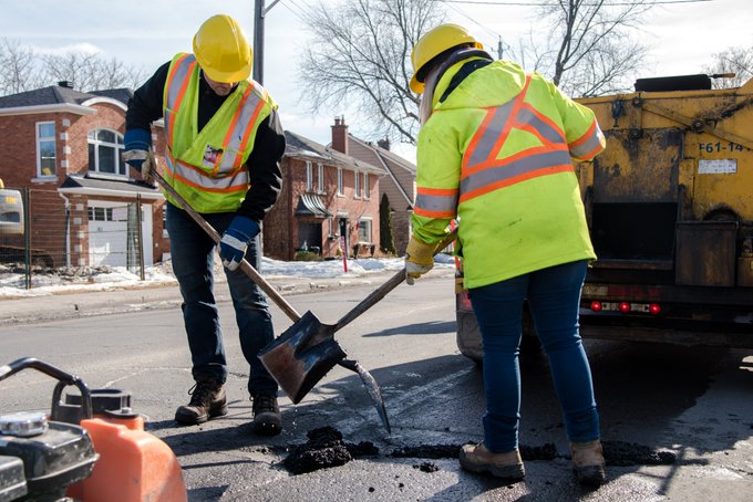 Une équipe de la ville d'Ottawa remplit un nid-de-poule.