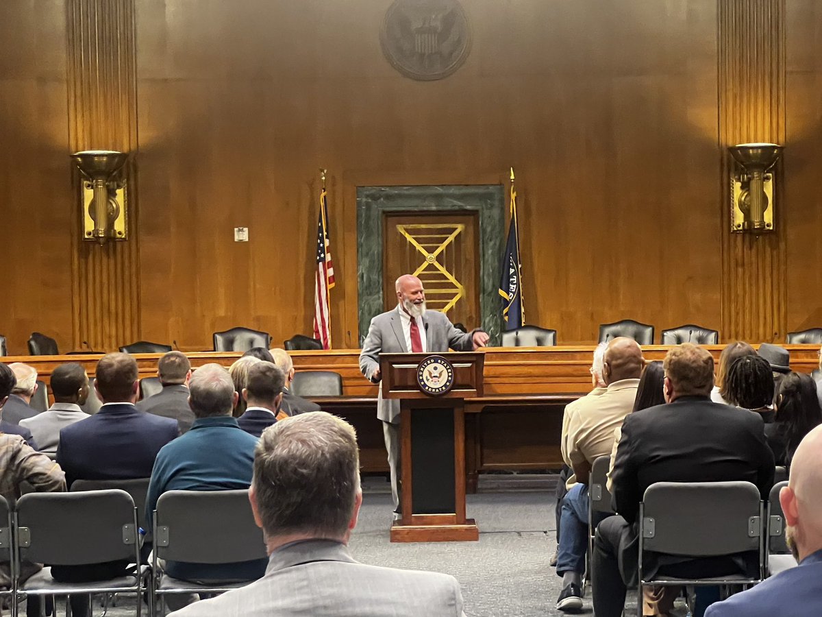 NeighborsFCU's tweet photo. Thatβs our board chair! π Our CEO, Steve Webb, addressed fellow Louisiana credit unions and Louisiana Credit Union League members earlier today before meeting with Senator Cassidy and Senator Kennedy! πΊπΈ #CreditUnionAdvocacy #NeighborsFCU #HereForYOU https://t.co/LYj8wu9QeF
