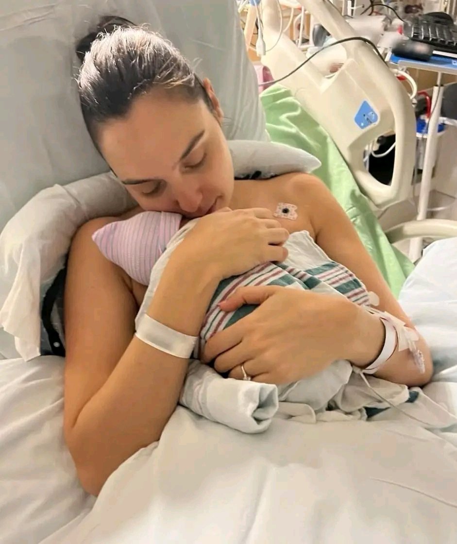 nanhver's tweet photo. Gal Gadot se convierte en mamá por cuarta vez🤱 https://t.co/H6UDZZmCdV