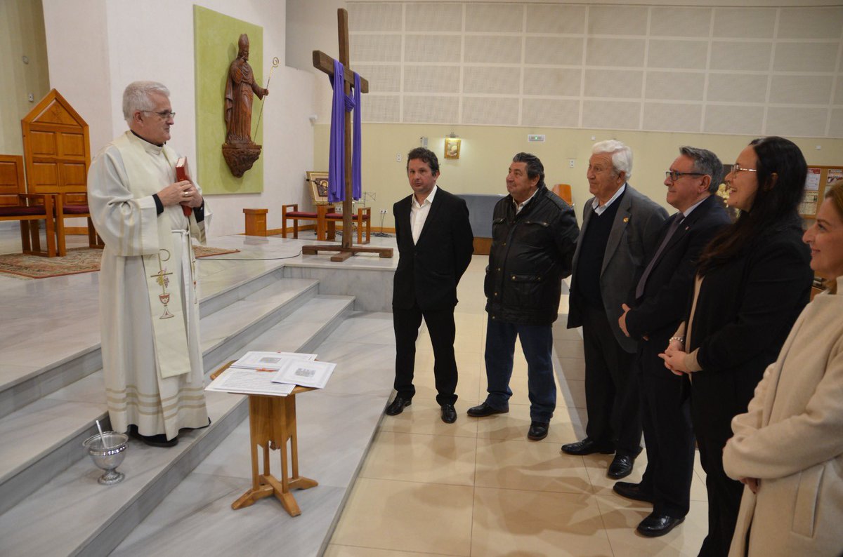 En un acto íntimo y muy sentido se bendijeron ayer las partituras de la nueva marcha que este año acompañará al Santísimo Cristo de la Resurreccion, Camino de Resurrección.

Nuestro capellán bendijo las partituras, acompañado de miembros de la directiva y el compositor Jesús Añó.