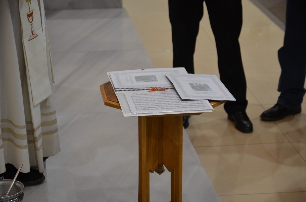 NPJResucitado's tweet photo. En un acto íntimo y muy sentido se bendijeron ayer las partituras de la nueva marcha que este año acompañará al Santísimo Cristo de la Resurreccion, Camino de Resurrección.

Nuestro capellán bendijo las partituras, acompañado de miembros de la directiva y el compositor Jesús Añó. https://t.co/WSAvuH1u2S
