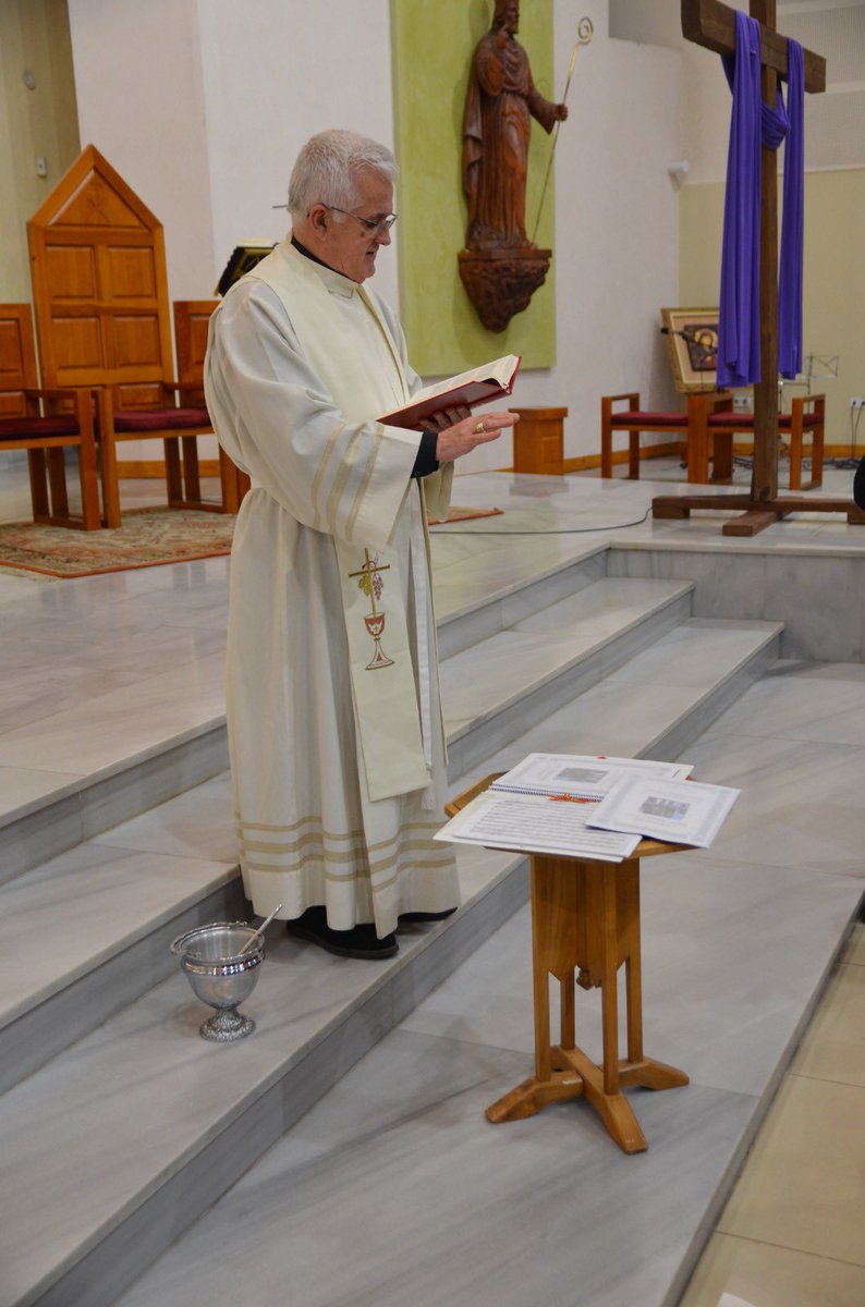 NPJResucitado's tweet photo. En un acto íntimo y muy sentido se bendijeron ayer las partituras de la nueva marcha que este año acompañará al Santísimo Cristo de la Resurreccion, Camino de Resurrección.

Nuestro capellán bendijo las partituras, acompañado de miembros de la directiva y el compositor Jesús Añó. https://t.co/WSAvuH1u2S
