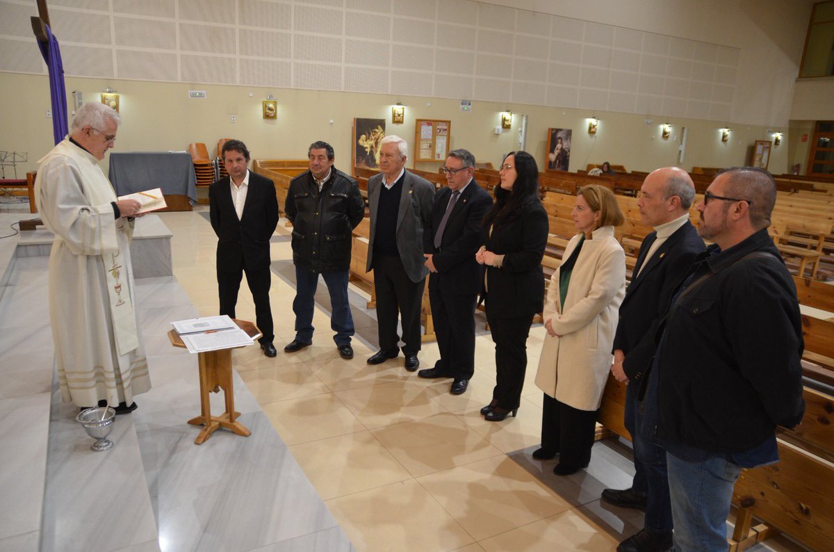 NPJResucitado's tweet photo. En un acto íntimo y muy sentido se bendijeron ayer las partituras de la nueva marcha que este año acompañará al Santísimo Cristo de la Resurreccion, Camino de Resurrección.

Nuestro capellán bendijo las partituras, acompañado de miembros de la directiva y el compositor Jesús Añó. https://t.co/WSAvuH1u2S
