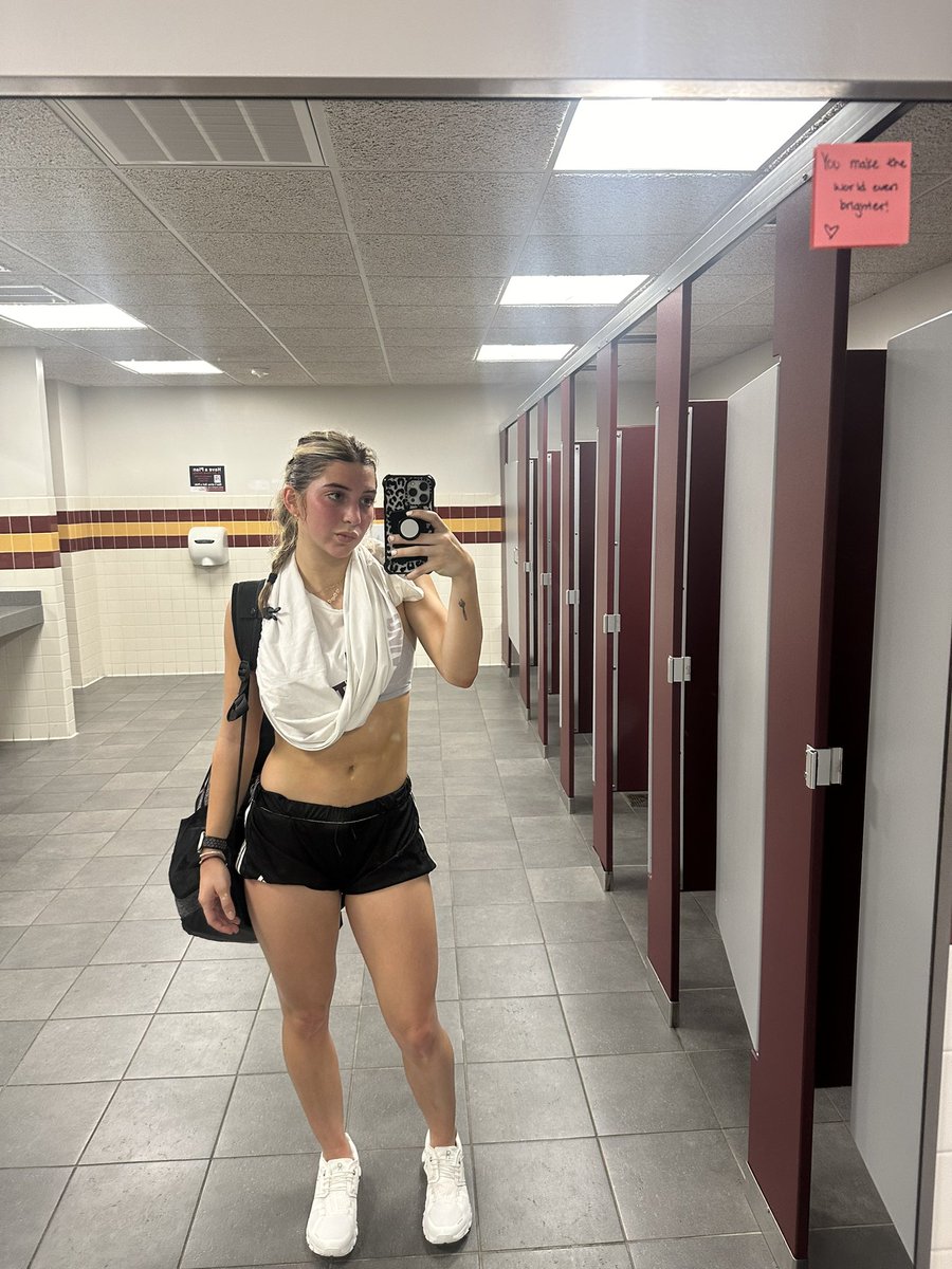 and then my run after lift! 👏🏼super important to still get workouts in (even if it’s midterm week 😭)

#athlete #D1 #soccer #soccerplayer #soccergirl #grind #artist #music #singersongwriter