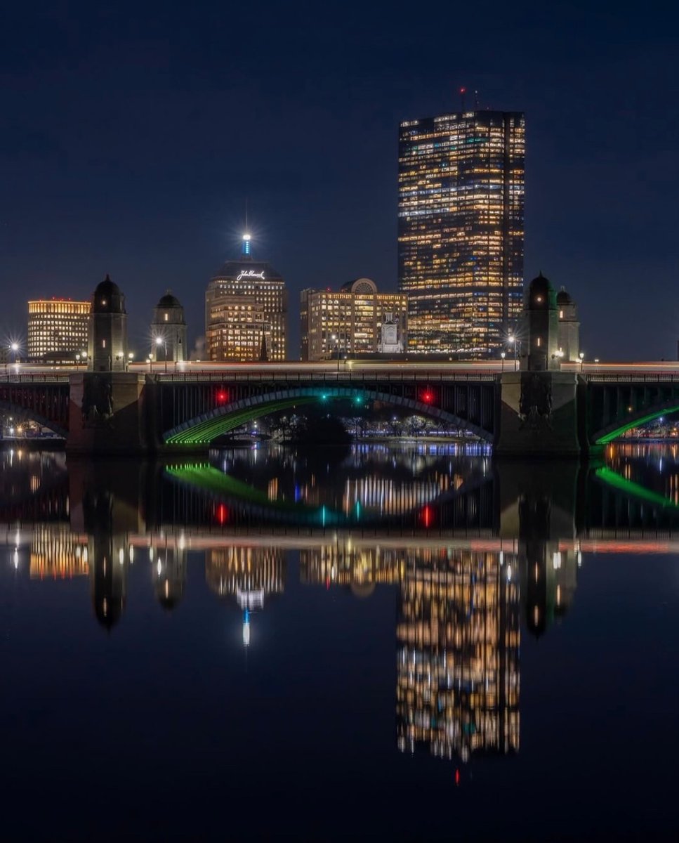 Where’s your favorite place to sit by the water in Boston? 🏙️🤔
.
.
.
➢ Credit 👉🏆📸 @jackdarylphotography 
#boston 
#bostondotcom #bostonphotography #bostonphotographer #boston #winter #massachusettsphotography #massachusetts
📌DM for credit request or removal