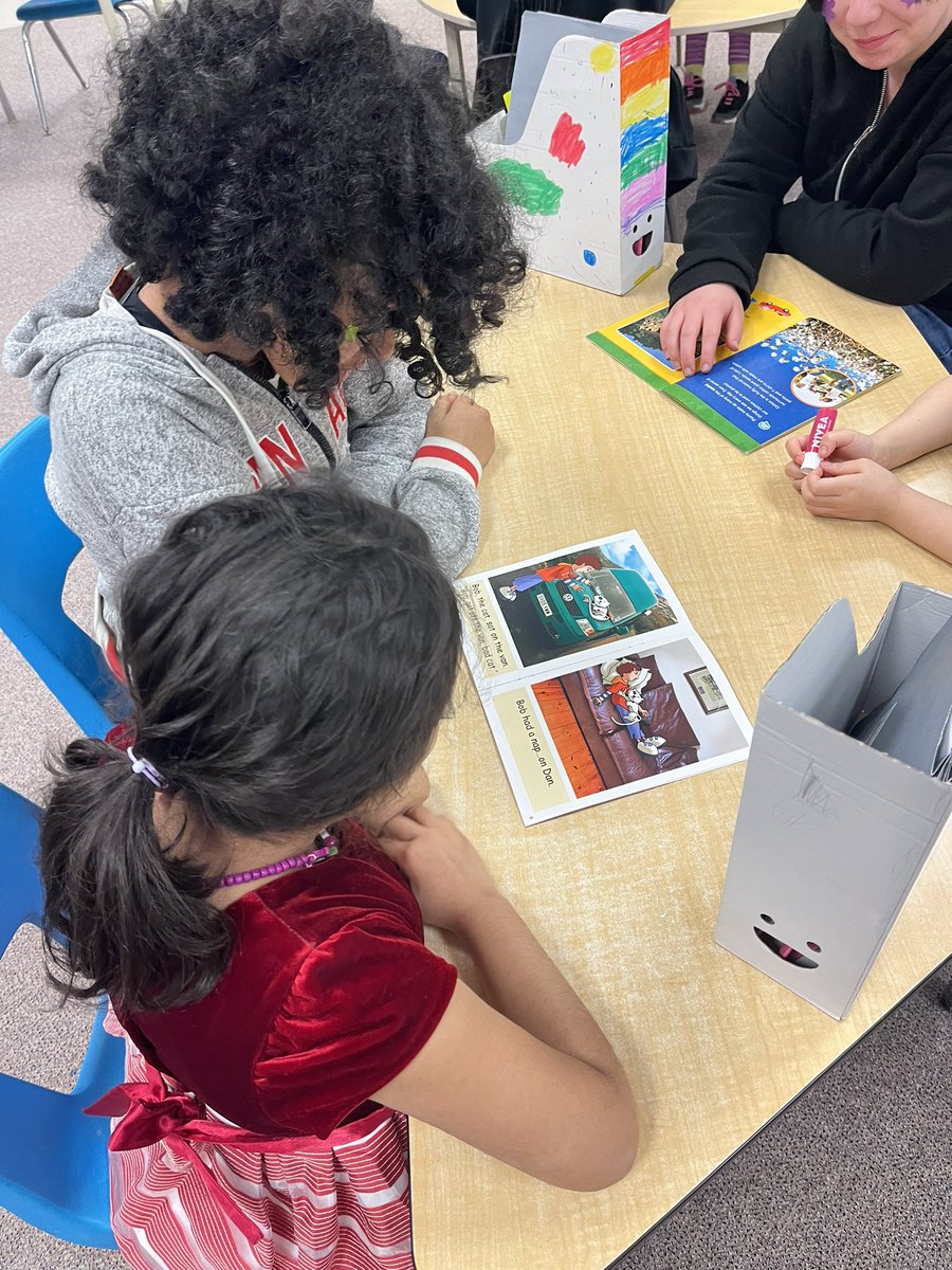 fggators1N's tweet photo. Reading to our Reading Buddies. @MsAwender @Glade_Gators https://t.co/MUebeL5upe
