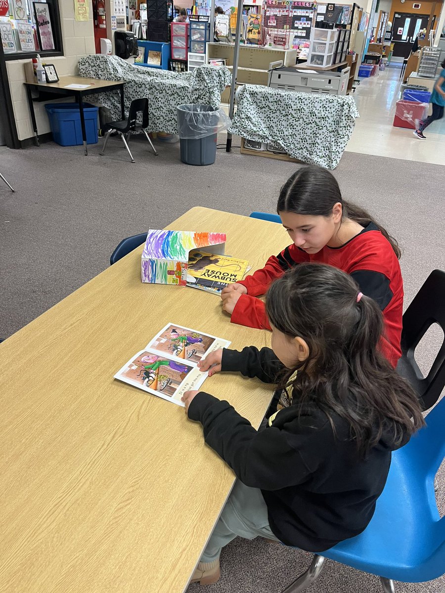 fggators1N's tweet photo. Reading to our Reading Buddies. @MsAwender @Glade_Gators https://t.co/MUebeL5upe