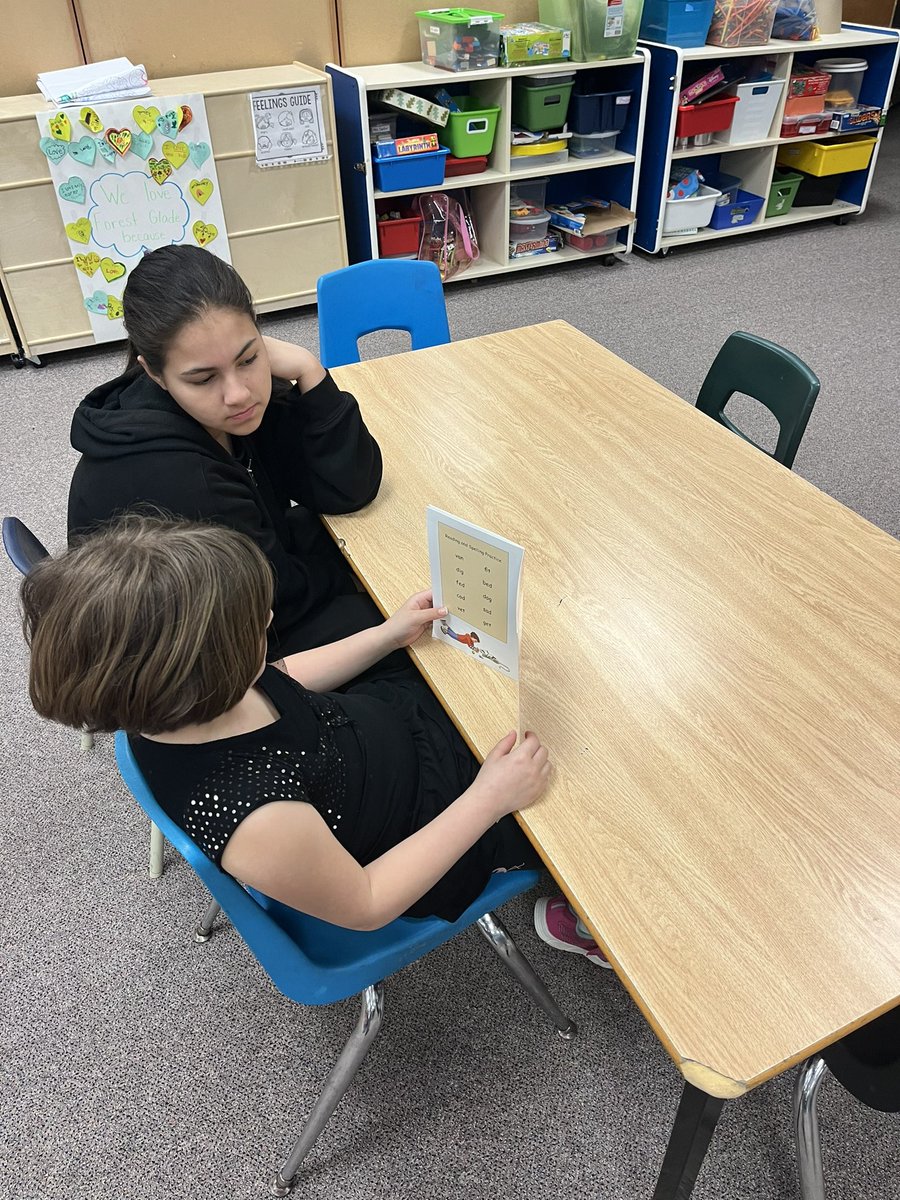 fggators1N's tweet photo. Reading to our Reading Buddies. @MsAwender @Glade_Gators https://t.co/MUebeL5upe