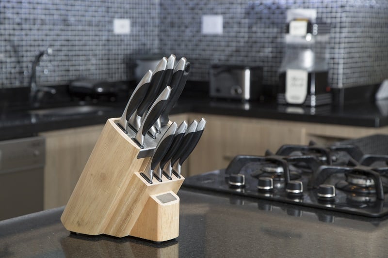 Realtor_Jenn's tweet image. The right knives are one of the most important kitchen tools for any chef. 

Having a decent set is not only safer but will also improve your overall cooking experience. 😉

Whether you are an experienced or a
 LocalInfoForYou.com/341009/best-ki…
