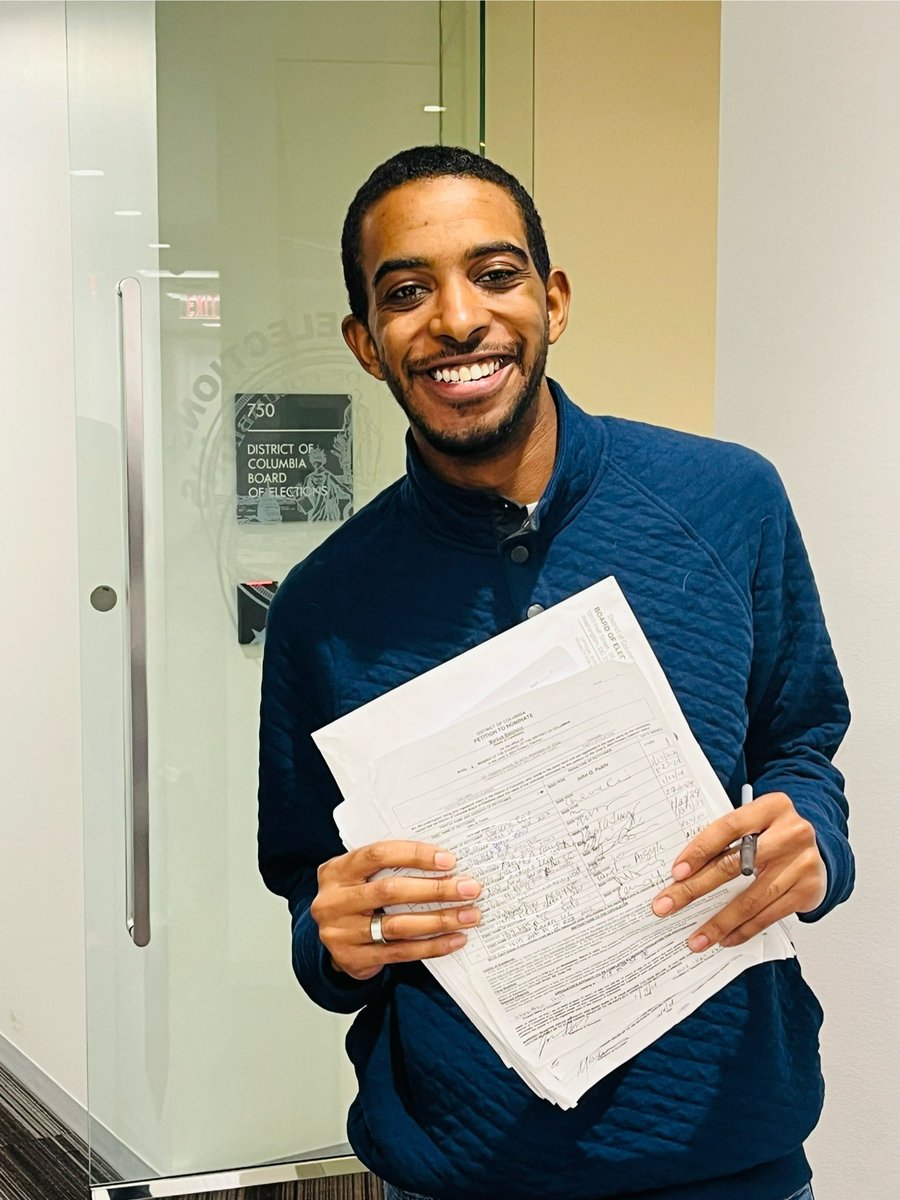MarkusforDC's tweet photo. A few more signatures, a few more smiles, and just like that, we’re one step closer to building #OneWard8!
Thanks to all the neighbors who signed our petition to get me on the ballot for #Ward8 Councilmember! Your faith means the world.
Let’s go win this thing! #DCision24 https://t.co/KHP2b6PEq2