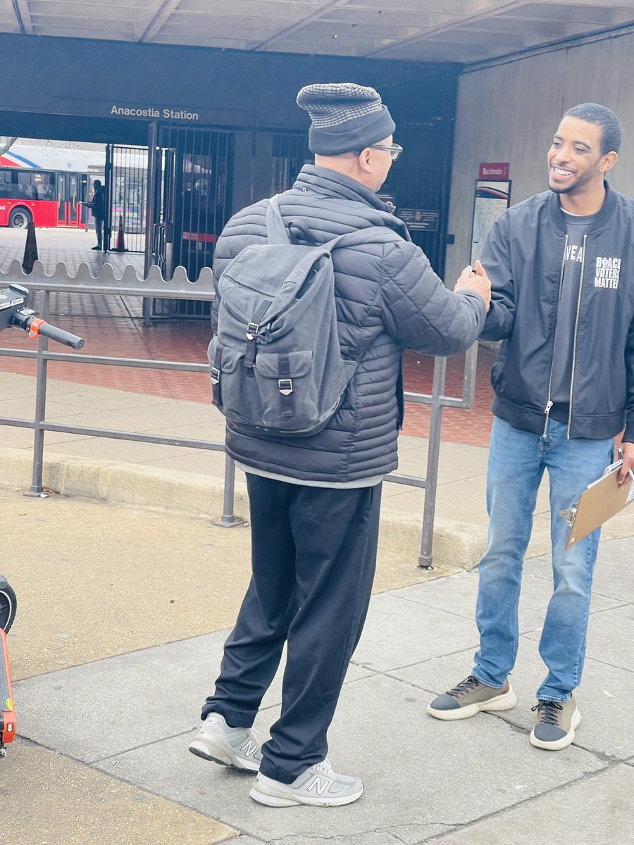 MarkusforDC's tweet photo. A few more signatures, a few more smiles, and just like that, we’re one step closer to building #OneWard8!
Thanks to all the neighbors who signed our petition to get me on the ballot for #Ward8 Councilmember! Your faith means the world.
Let’s go win this thing! #DCision24 https://t.co/KHP2b6PEq2