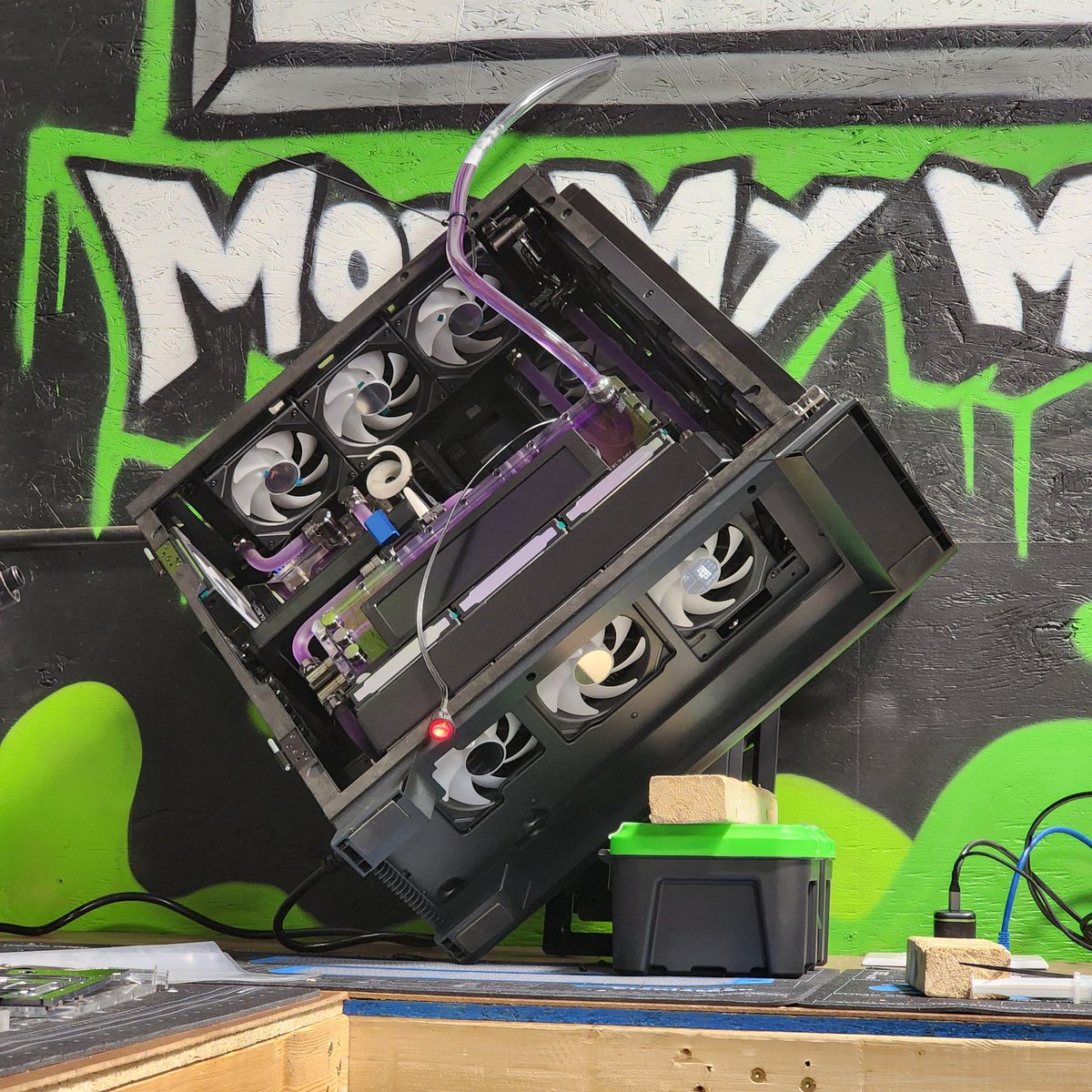 ModMyMods's tweet photo. Sometimes the most unorthodox methods are needed to bleed the air and foam from a loop 😭😭

#watercooling #pcmr #modmymods https://t.co/Aydj4yX1St