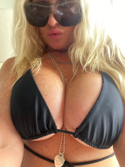 Hump day is here but for me every day is hump day 😜 https://t.co/Afv35P6Gpa