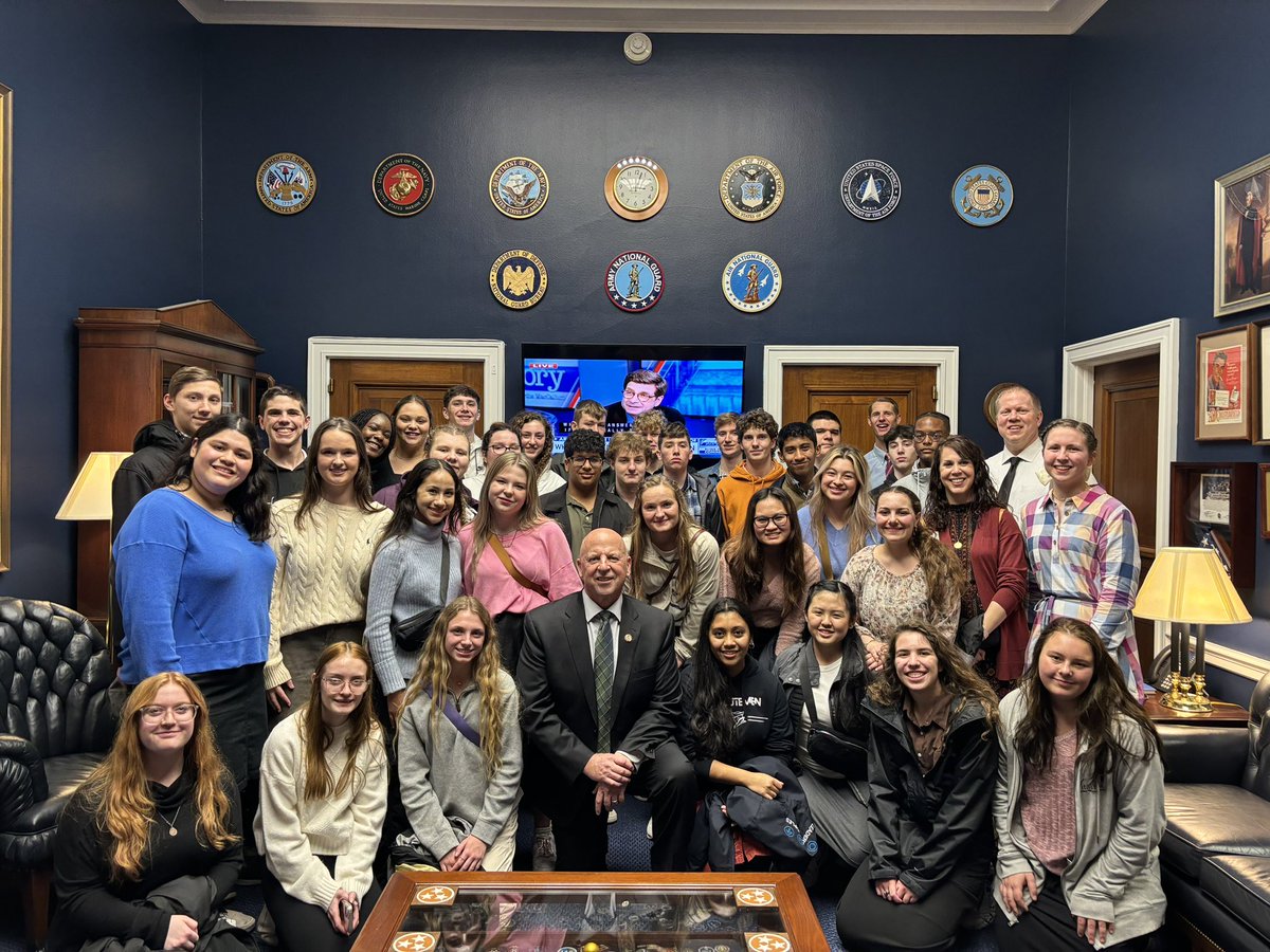 Great to have @FRCS_Minutemen’s Juniors in the D.C. office today! It’s always wonderful to meet with the bright young minds that will be our future leaders one day. 🇺🇸