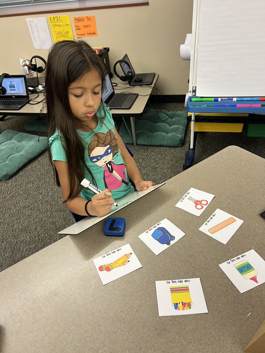 MrsWard_ASE's tweet photo. Main Idea Bags- students drew picture cards out of mystery bags and had to determine what the central idea would be. @HumbleISD_ASE @KLAfyounizadeh @AmandaPrice001 @KWhite_ASE @Humble_ElemELA https://t.co/ziPUZgwMwc