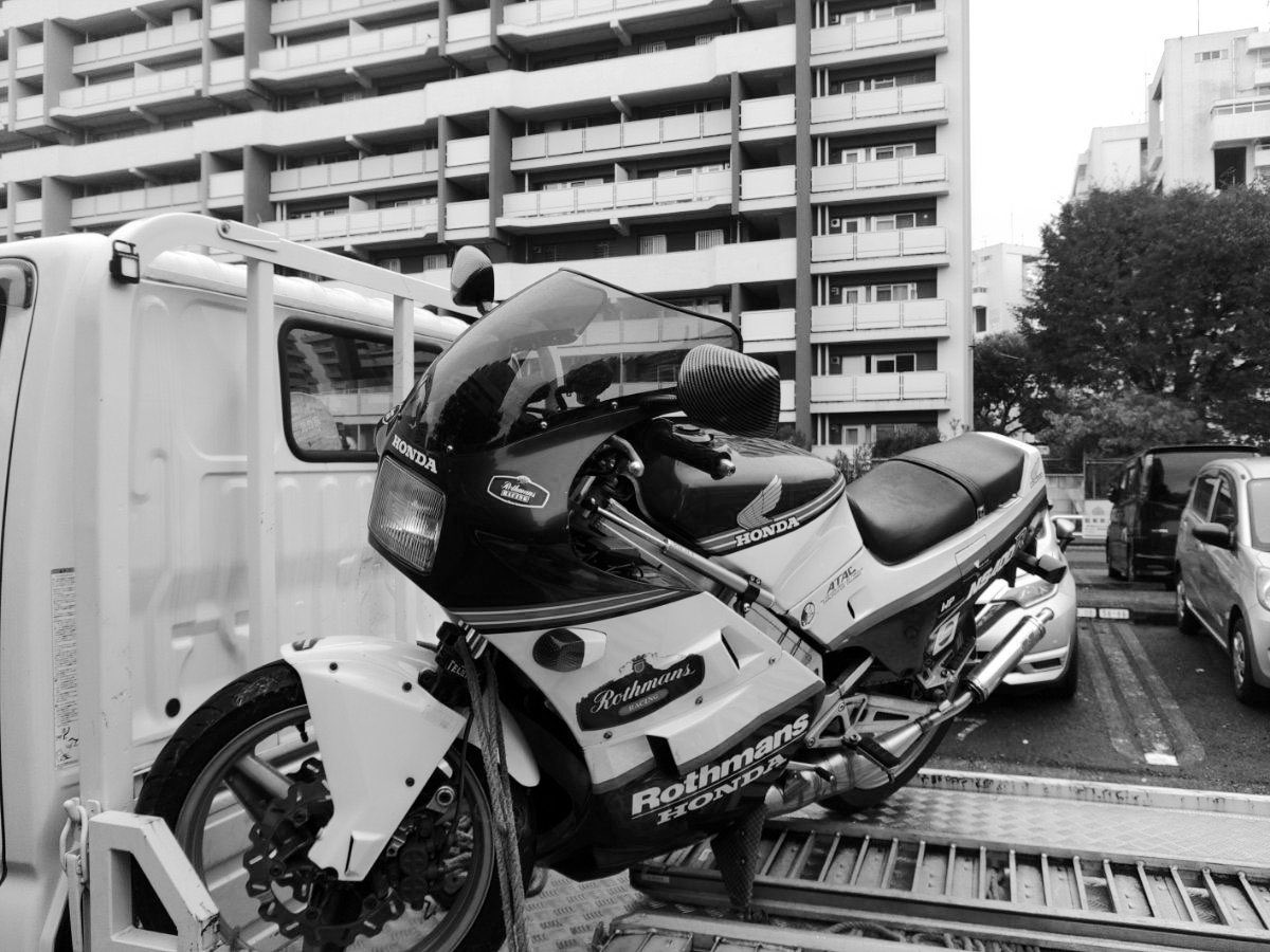 Moto_R1Z's tweet photo. 「ツーストはすぐ壊れる」と言ってる人達って、バイク屋に任せっきりで、日々のﾒﾝﾃﾅﾝｽとか知らないんだろうと思う。
2stだって日々の点検をしっかりやって、300km毎でオイル点検補充、1万2万3万km毎の消耗品もしっかり交換していれば、普通にある日突然壊れる。
それがツースト。 https://t.co/oLZEdptBX7