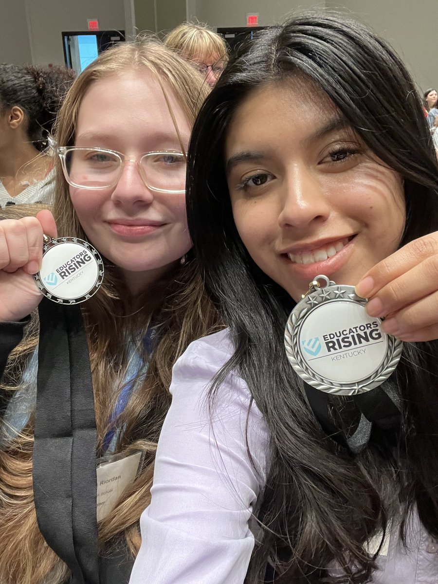 Congratulations to Seniors Sandyvel & Victoria for placing 2nd 🥈 in the @EducatorsRising competition today for Children’s Literature K-3 at n Spanish! Great job!!! @doss_business @BornToTeachUs